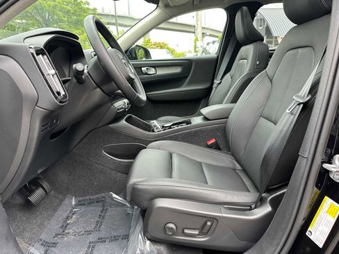 Used 2025 Volvo XC40 B5 Plus w/ Protection Package Premier AWD/4WD image 19