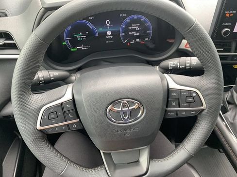 Certified 2025 Toyota Sienna Platinum AWD/4WD image 19