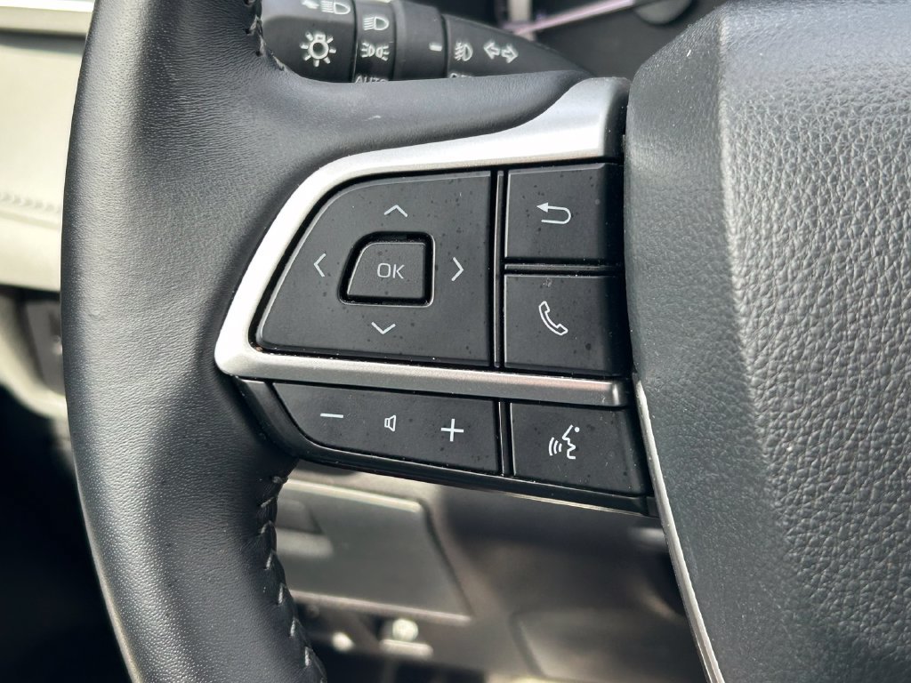 Used 2025 Toyota Highlander XLE FWD image 39