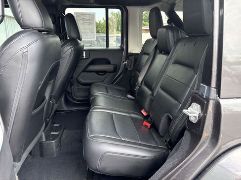Used 2019 Jeep Wrangler Unlimited Sahara w/ LED Lighting Group AWD/4WD image 10