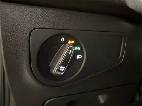 Used 2022 Volkswagen Tiguan SE image 25