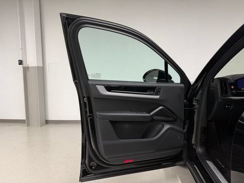 Certified 2025 Porsche Cayenne E-Hybrid w/ Premium Package Plus AWD/4WD image 41