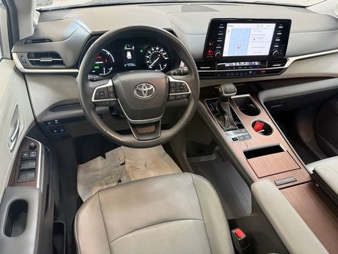 Used 2024 Toyota Sienna XLE image 12