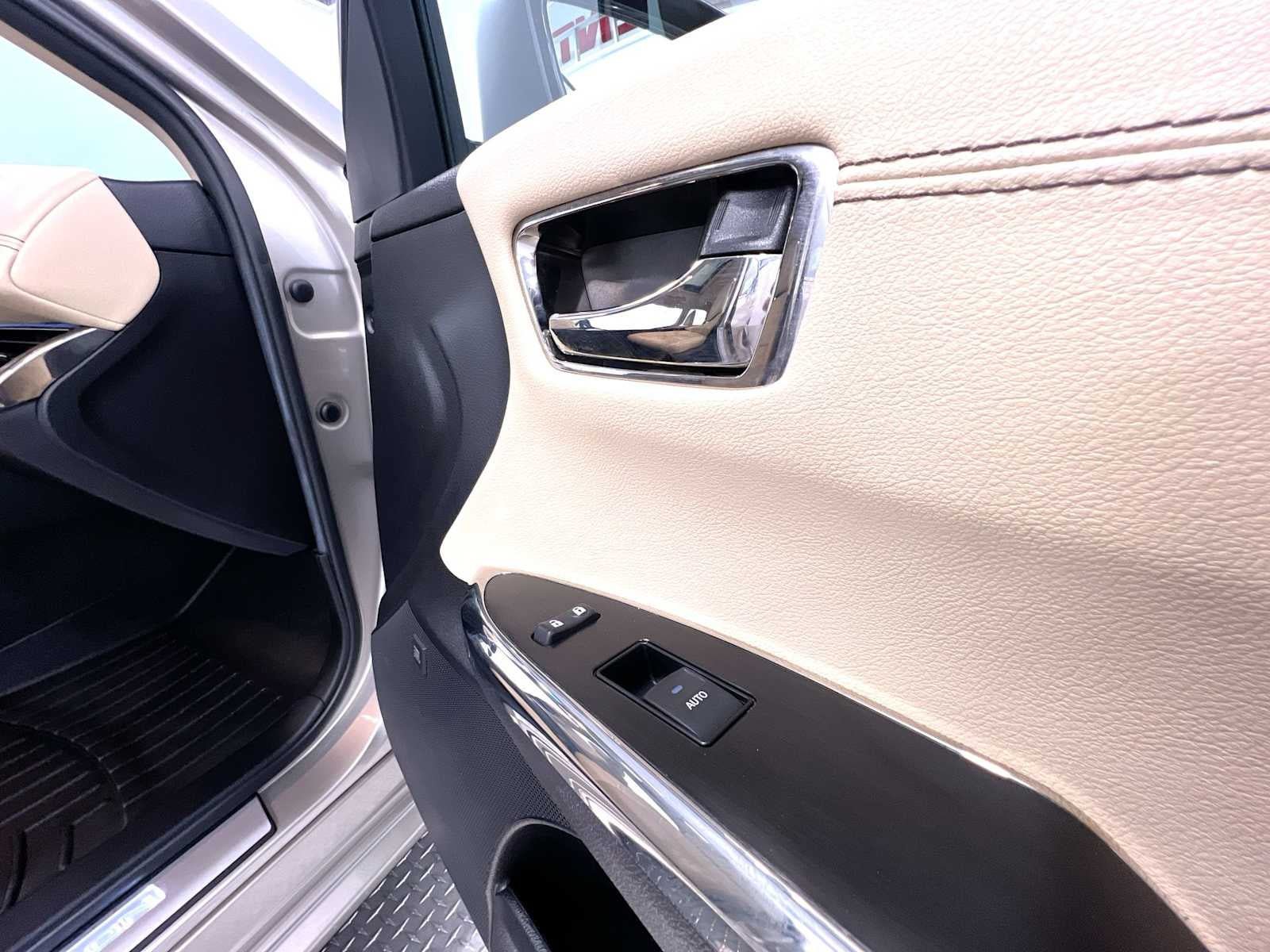 Used 2015 Toyota Avalon Limited w/ Technology Package FWD image 39