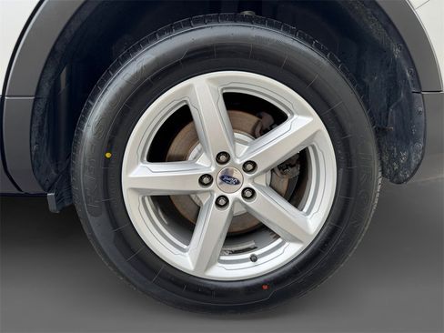 Used 2019 Ford Explorer XLT image 11