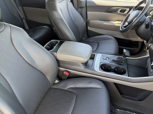 Certified 2025 Kia Carnival FWD image 10