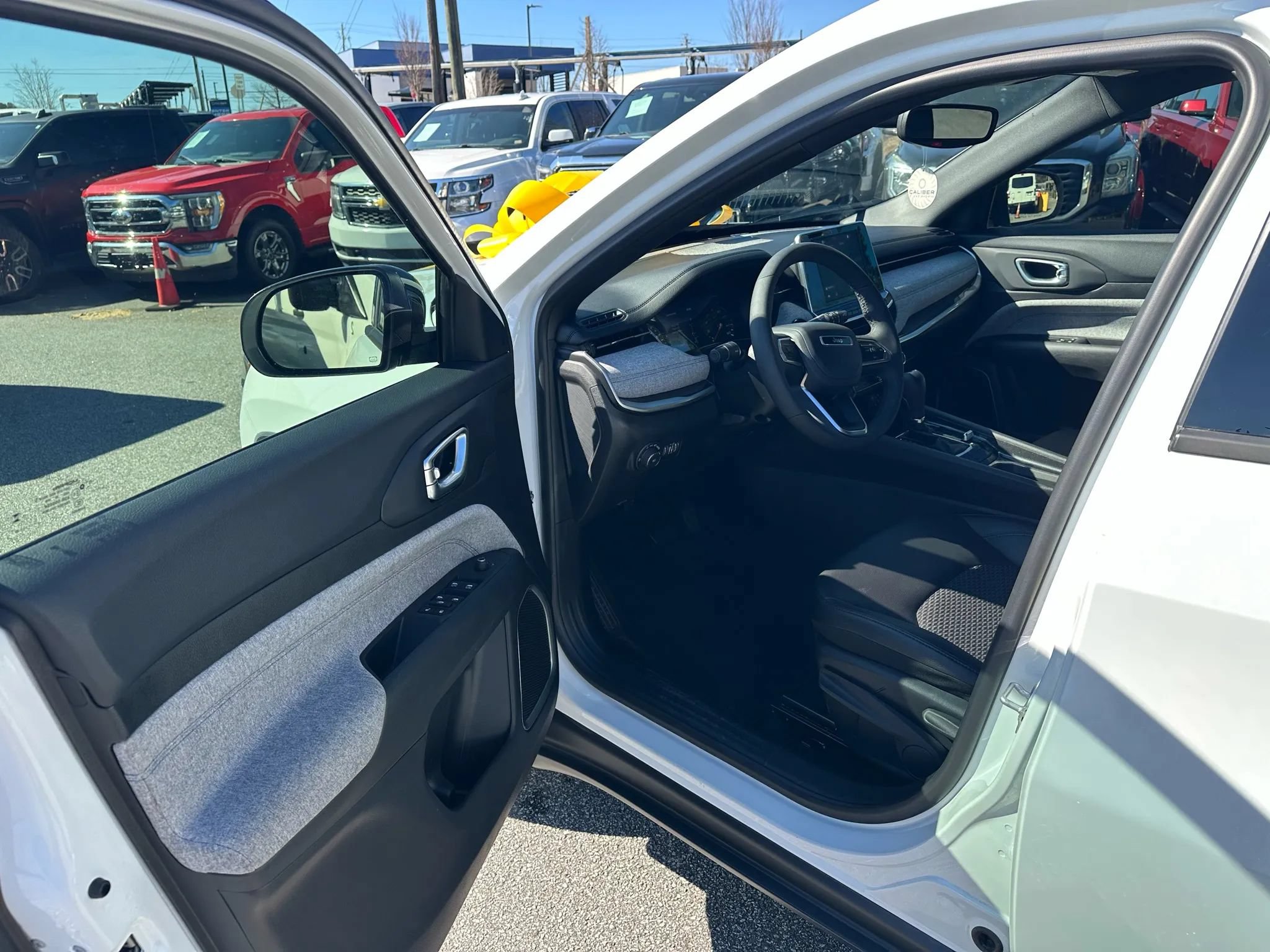 Used 2025 Jeep Compass Latitude AWD/4WD image 19