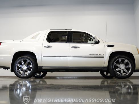 Used 2009 Cadillac Escalade EXT image 16