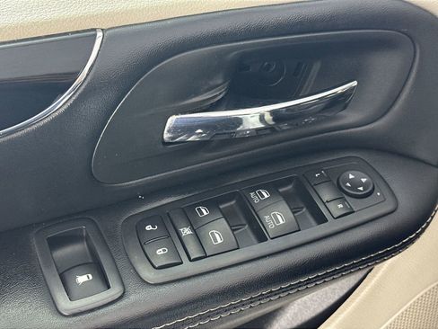 Used 2019 Dodge Grand Caravan SXT w/ Rear Park Assist Package FWD image 13