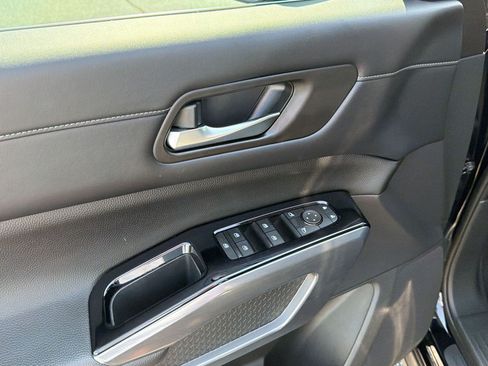 Used 2023 Nissan Pathfinder SL AWD/4WD image 17