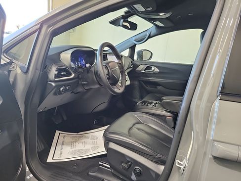 Used 2022 Chrysler Pacifica Touring-L w/ Uconnect Theater Family Group FWD image 7