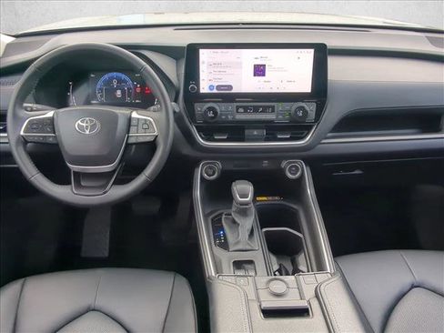 Used 2025 Toyota Grand Highlander FWD image 16