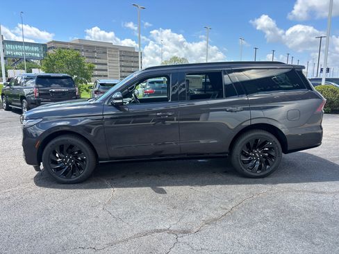 New 2026 Lincoln Navigator Reserve w/ Jet Appearance Package AWD/4WD image 4