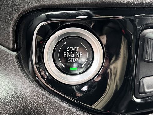 Used 2024 Chevrolet Silverado 2500 ZR2 w/ Technology Package image 9