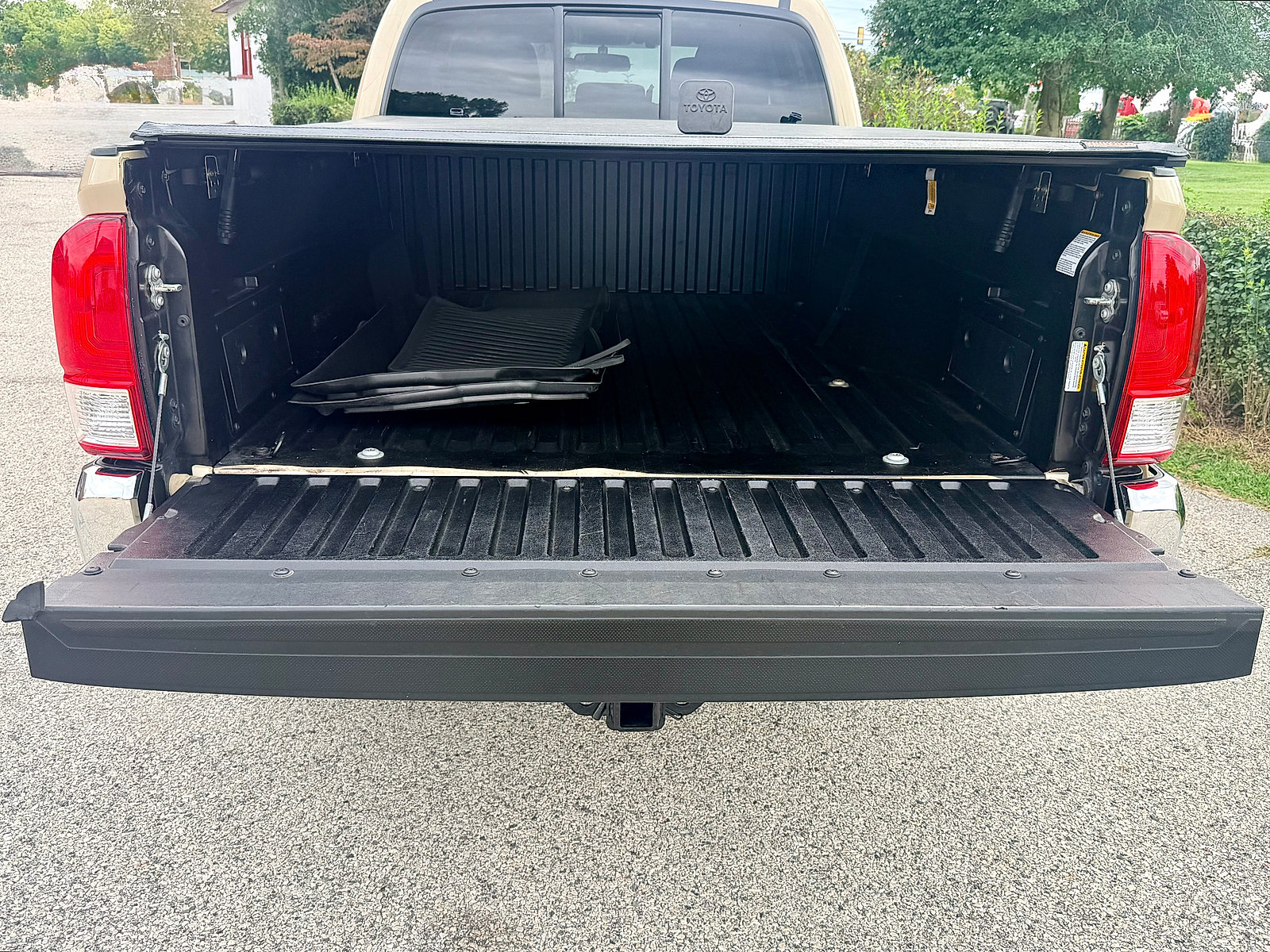 Used 2016 Toyota Tacoma SR5 w/ SR5 Appearance Package (SN) AWD/4WD image 6