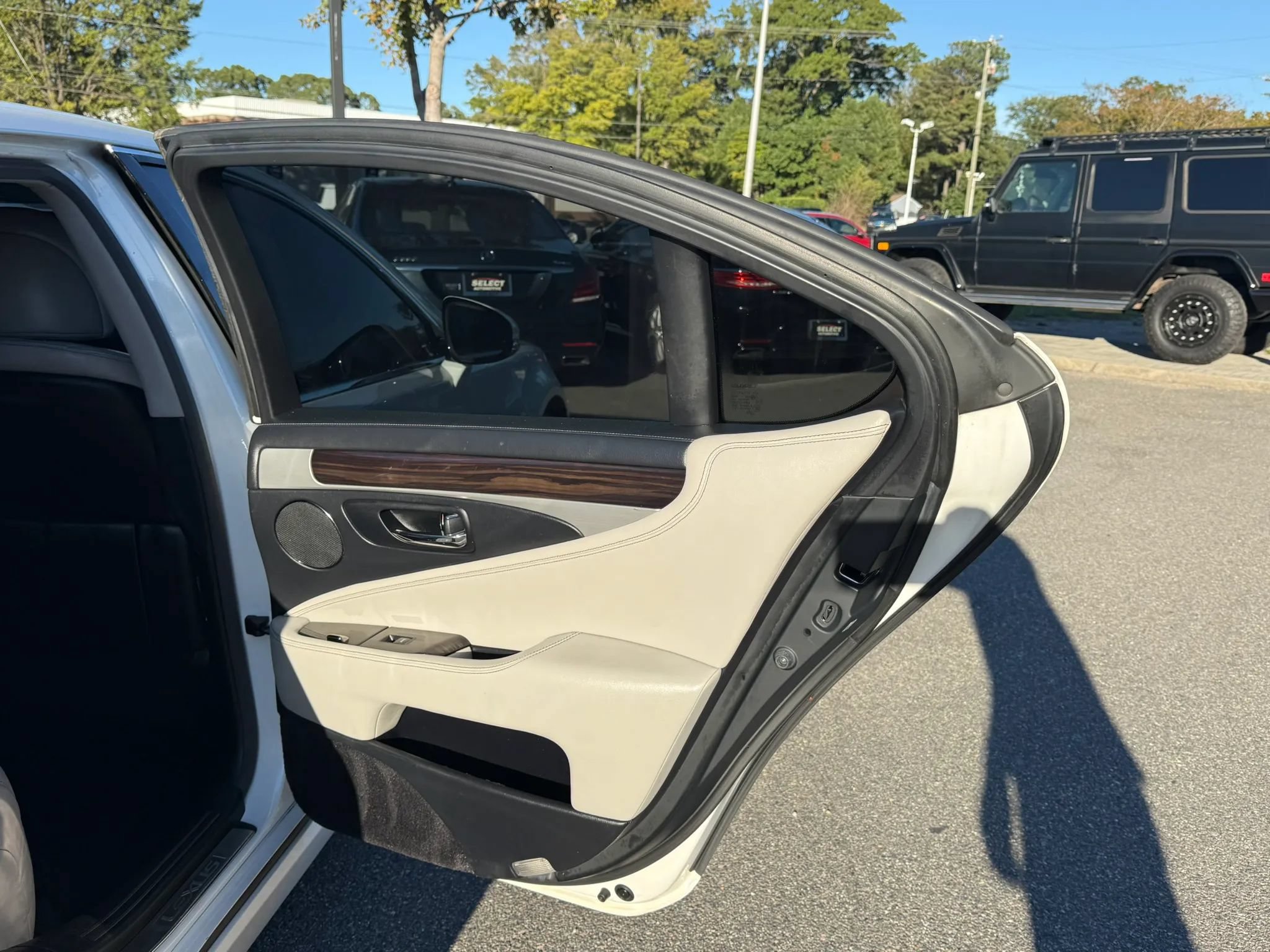 Used 2013 Lexus LS 460 AWD w/ Comfort Pkg image 24