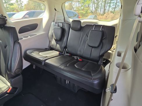 Used 2024 Chrysler Pacifica Touring-L FWD image 10