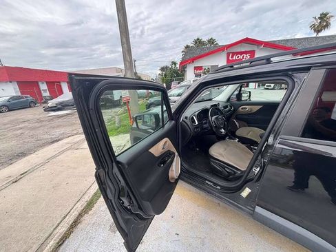 Used 2015 Jeep Renegade Latitude w/ Cold Weather Group II FWD image 10