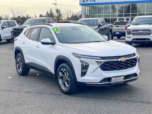 Certified 2025 Chevrolet Trax LT w/ LT Convenience Package image 5