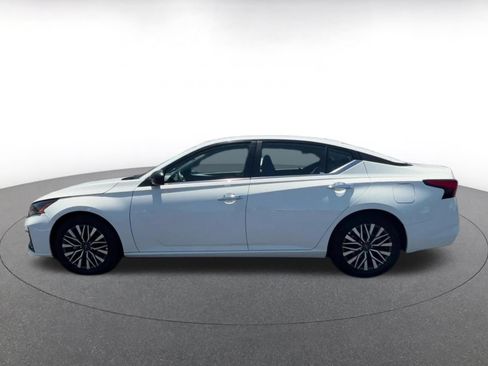 Used 2025 Nissan Altima 2.5 SV FWD image 7