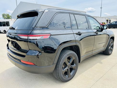 Used 2023 Jeep Grand Cherokee Limited w/ Black Appearance Package AWD/4WD image 41
