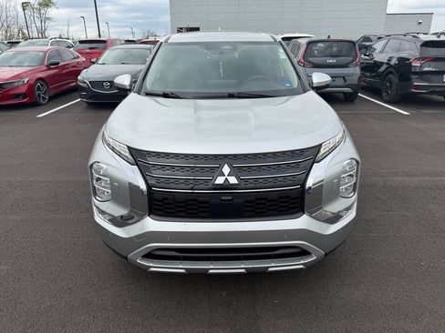 Used 2022 Mitsubishi Outlander SE image 2