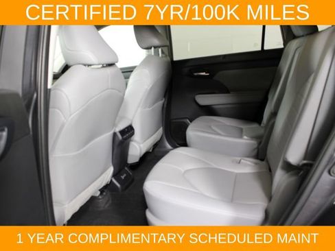 Used 2023 Toyota Highlander XLE AWD/4WD image 14