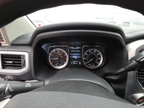 Used 2017 Nissan Titan SV image 9