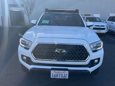 Used 2018 Toyota Tacoma TRD Off-Road image 2