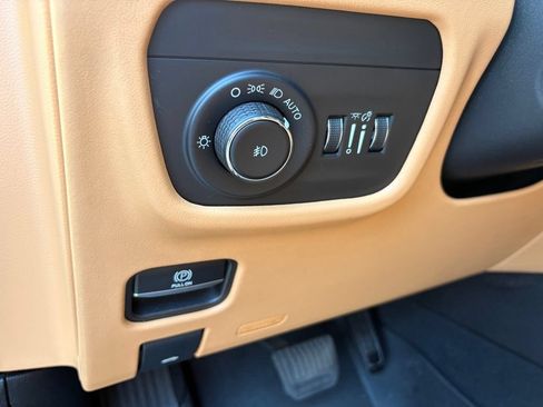 Used 2023 Jeep Grand Cherokee L Summit AWD/4WD image 13