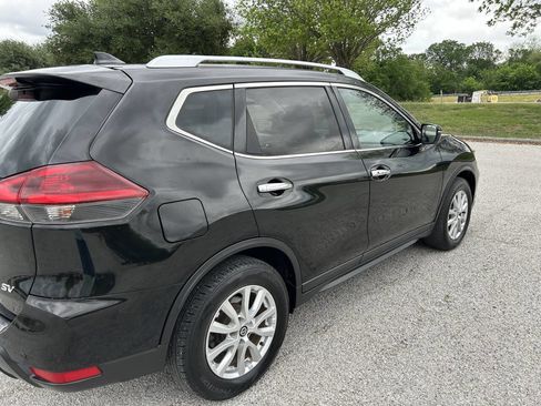 Used 2020 Nissan Rogue SV image 3