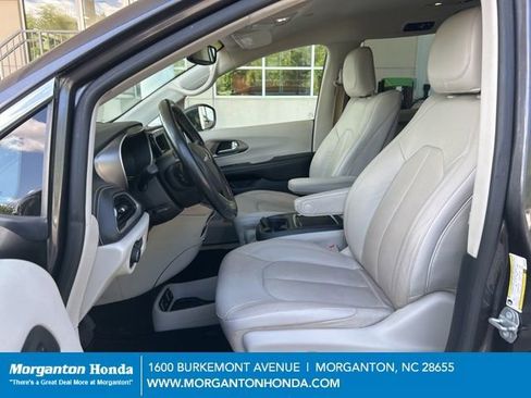 Used 2021 Chrysler Pacifica Touring-L w/ Uconnect Theater Family Group FWD image 12