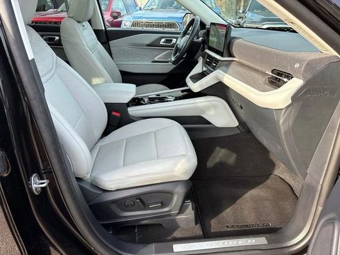 Used 2025 Ford Explorer Platinum w/ Ultimate Package image 19