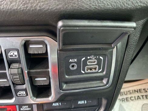 Used 2025 Jeep Wrangler Willys image 14