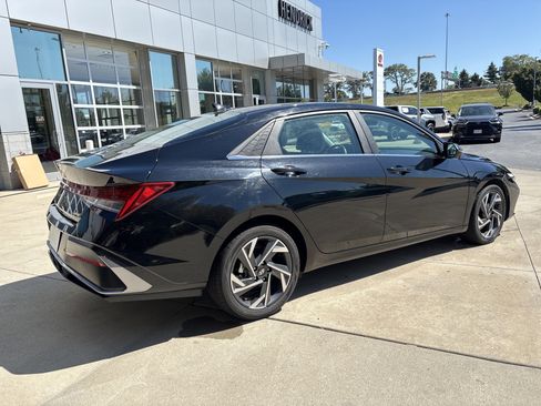 Used 2024 Hyundai Elantra Limited FWD image 6