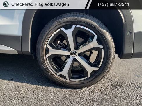 Used 2025 Volkswagen Tiguan SE AWD/4WD image 7