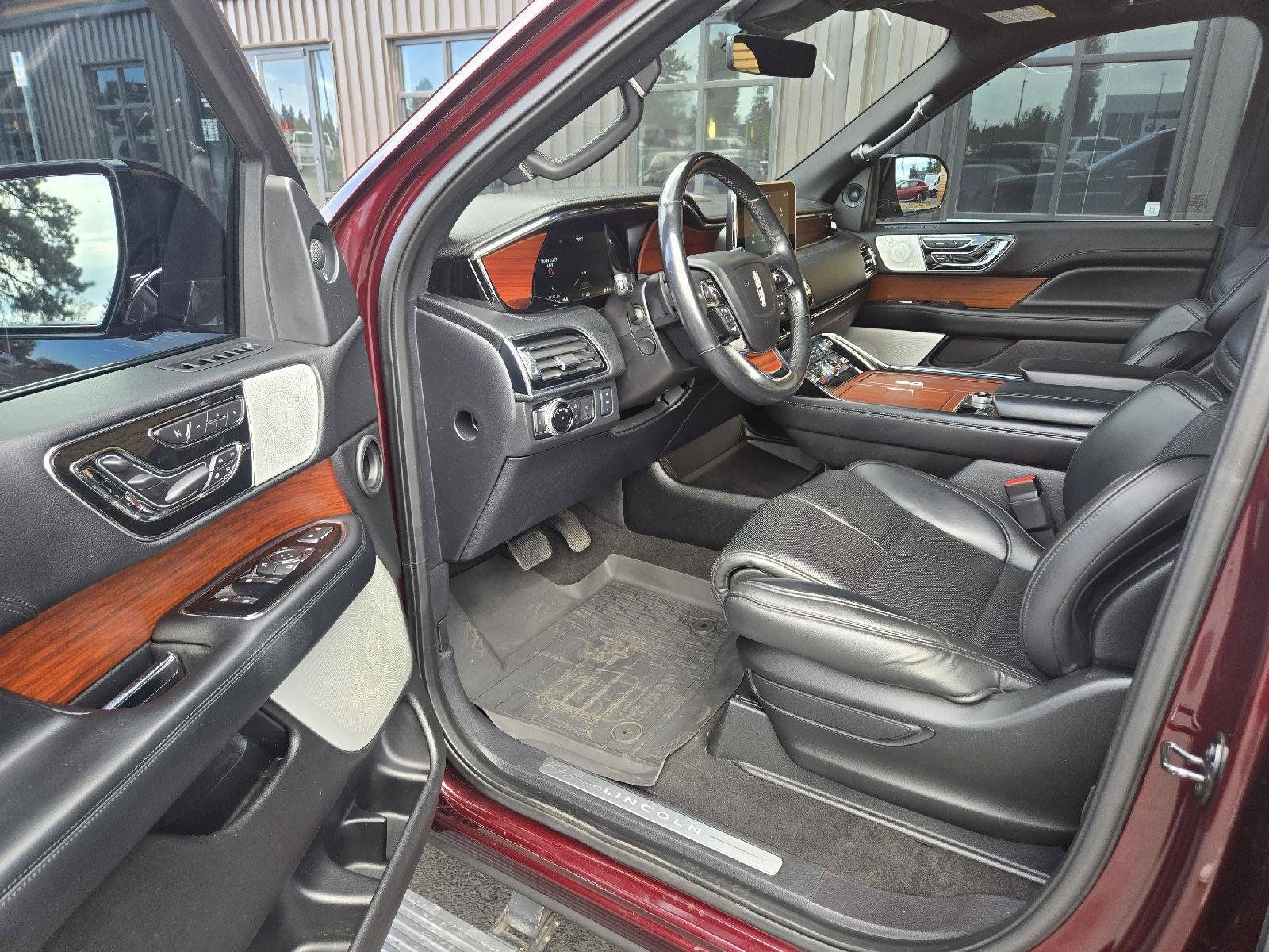 Used 2018 Lincoln Navigator Reserve w/ Technology Package AWD/4WD image 9