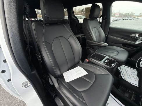 Used 2025 Chrysler Voyager LX FWD image 31