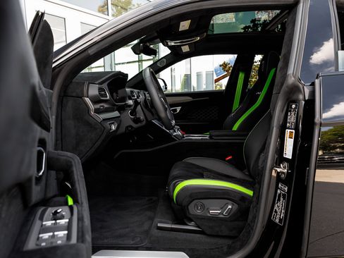 Used 2024 Lamborghini Urus Performante AWD/4WD image 32