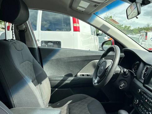 Used 2017 Kia Niro FE FWD image 19