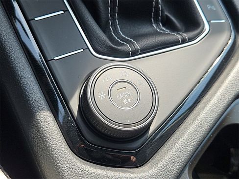 New 2025 Volkswagen Taos SE image 9