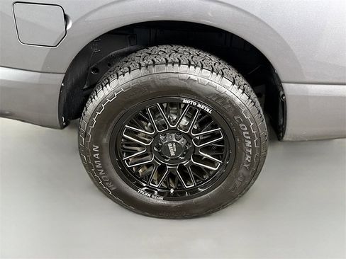 Used 2017 Nissan Titan SV image 32