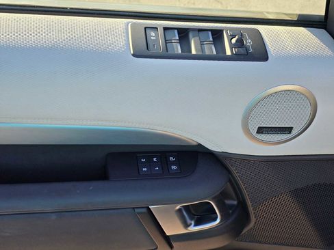 Used 2025 Land Rover Discovery Dynamic SE image 24