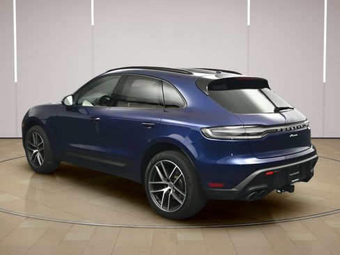 Certified 2025 Porsche Macan AWD/4WD image 3