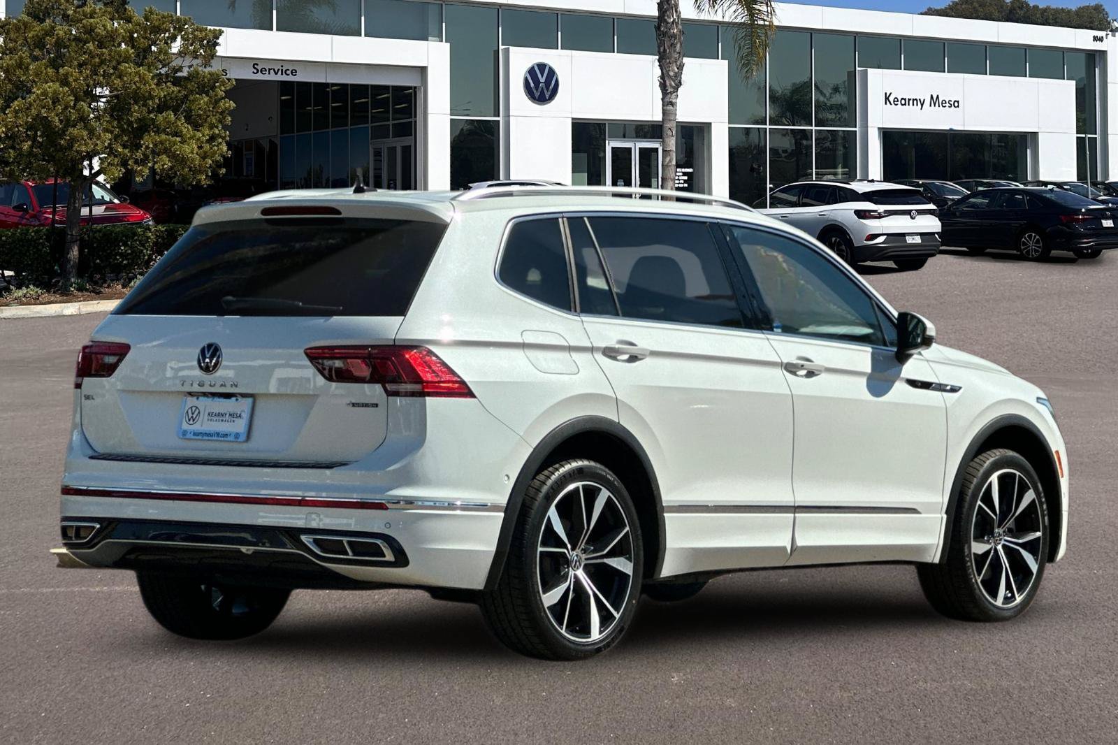 Used 2022 Volkswagen Tiguan SEL R-Line AWD/4WD image 4