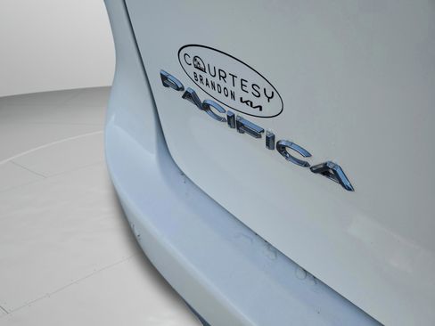 Used 2023 Chrysler Pacifica Touring-L FWD image 31
