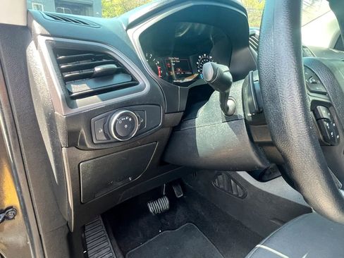 Used 2018 Ford Edge SE image 10