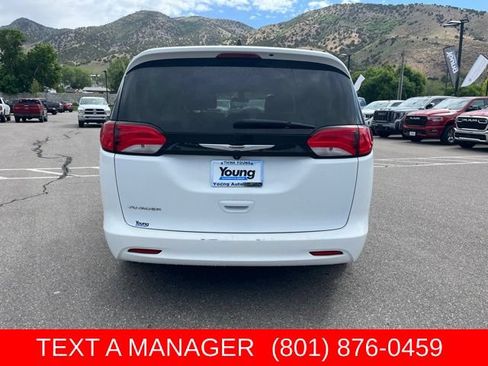 Used 2022 Chrysler Voyager LX FWD image 5
