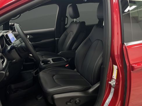 New 2026 Chrysler Pacifica Select FWD image 9