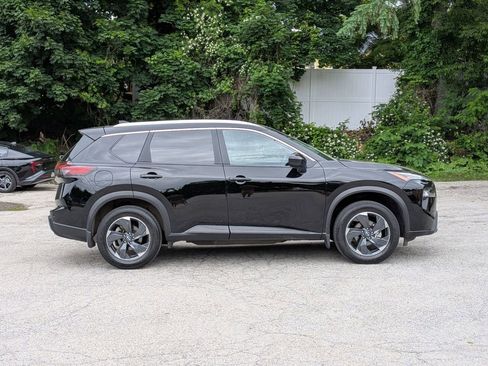Used 2024 Nissan Rogue SV w/ SV Premium Package AWD/4WD image 2